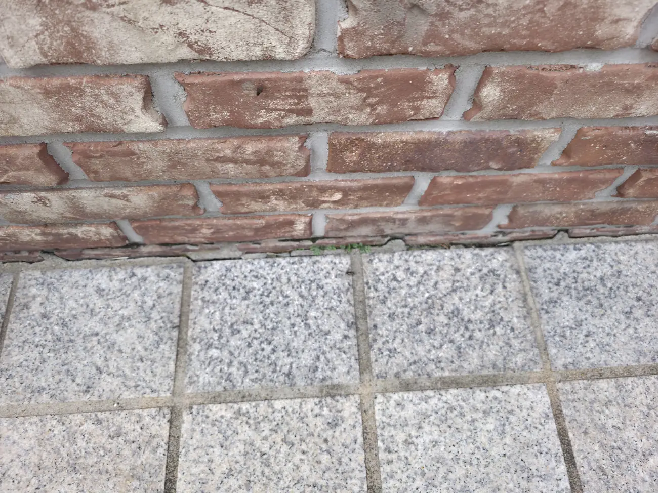 주차장 화강석 판석 및 줄눈 보수 시공 전