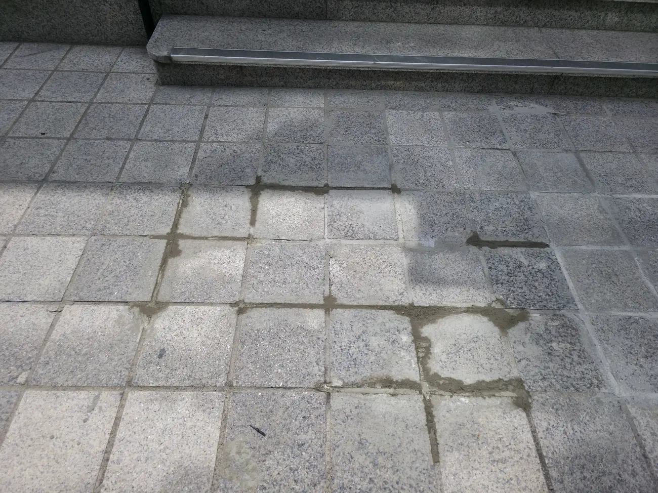 화강석 계단 발판 줄눈 보수 마감 예시