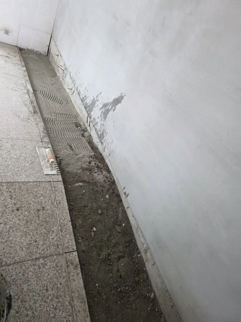 화강석 계단 발판 줄눈 격자 보수 예시