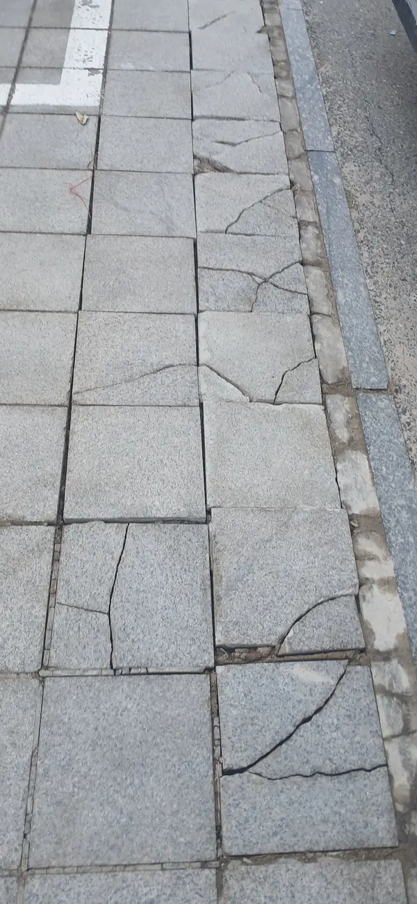 인도 화강석 판석 다중 균열 보수 시공 전